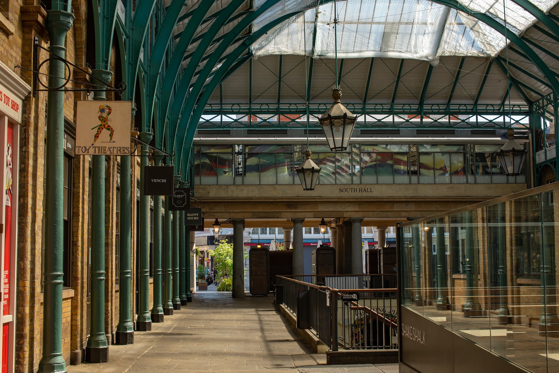 Covent Garden Market Interior Early Morning empty Shopping London